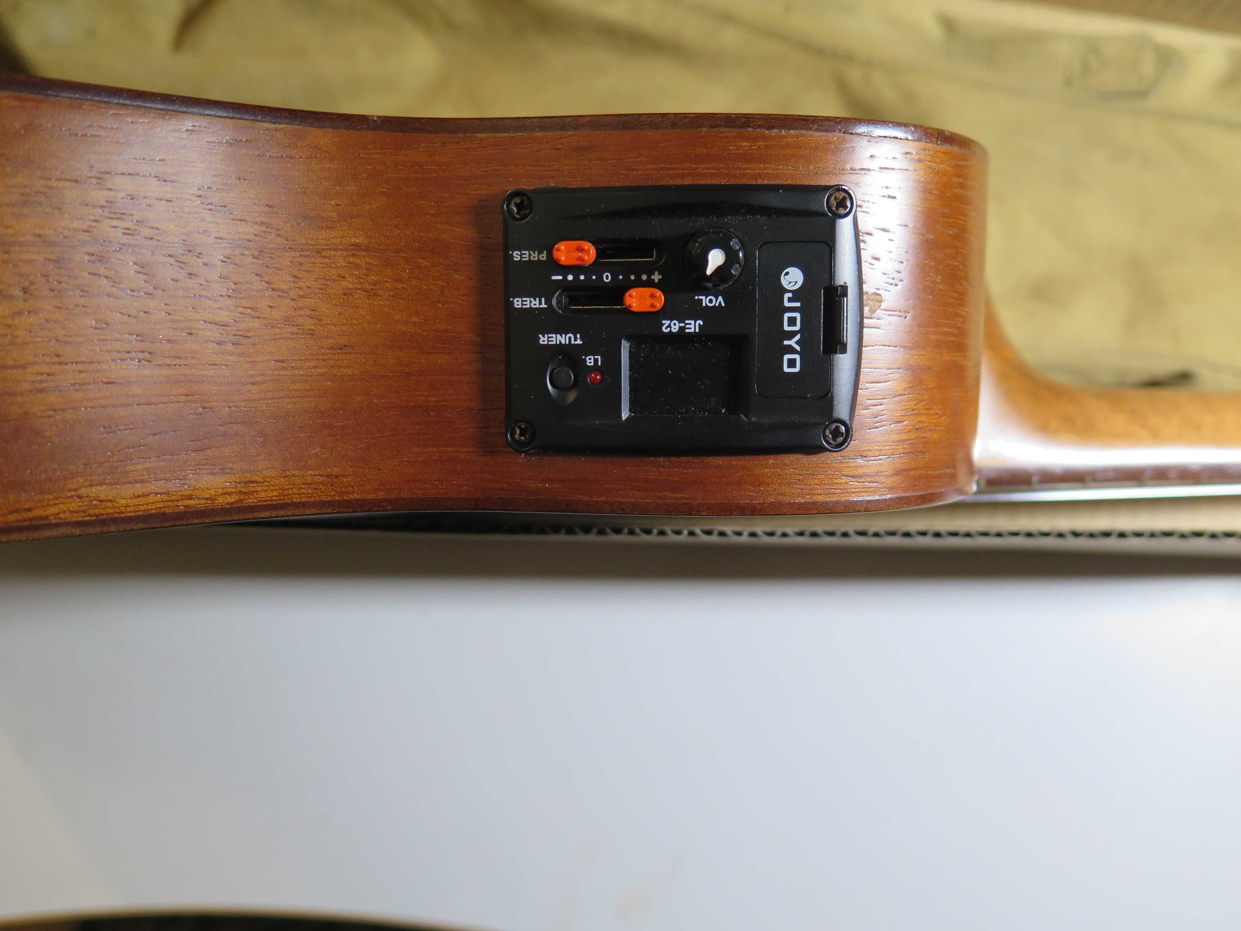 Ukulele sopranowe, elektroakustyczne.