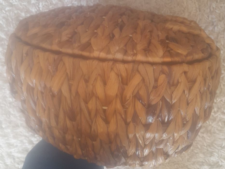 Vendo cesta com tampa de folha de bananeira em forma de coração