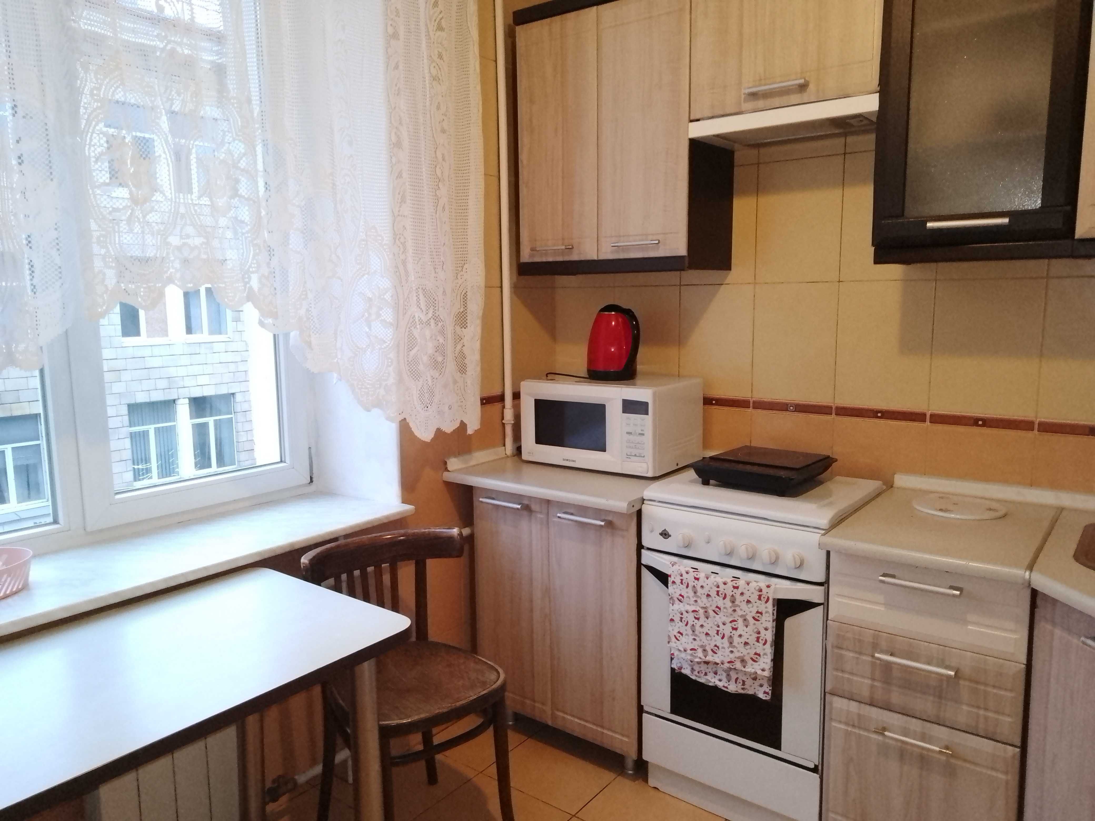 2комн.квартира возле метро Площадь Конституции.