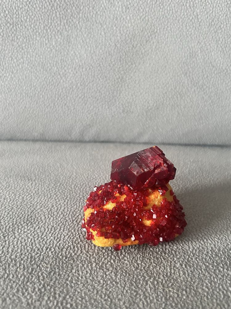 Kamien minerał rubin pruskit na skale nacuerzystej