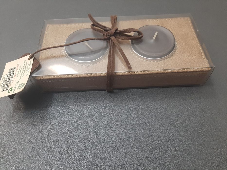 Velas com suporte em camurça, Pórtico