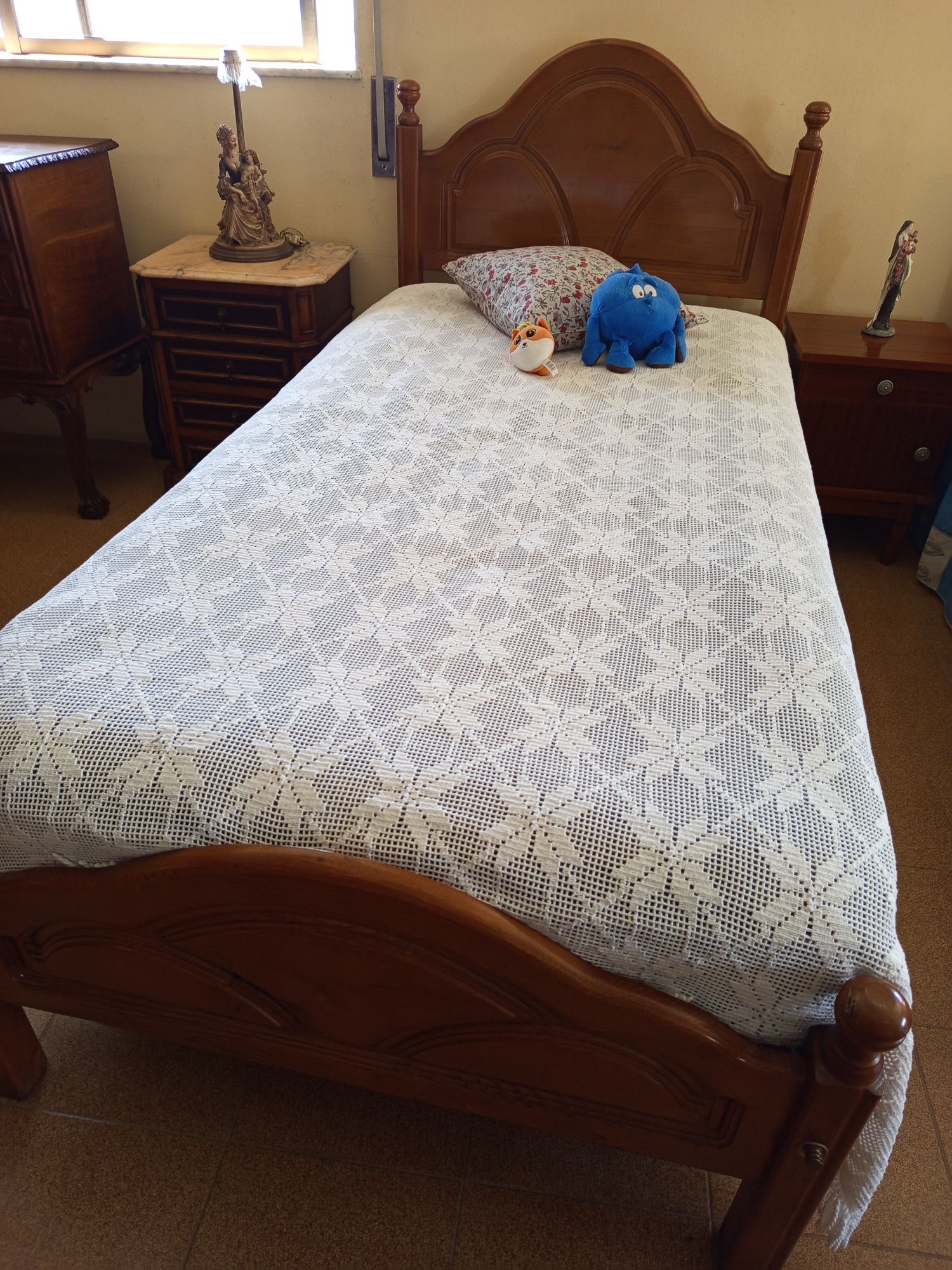 Cama de solteiro e outra de casado  com estrado e colchão (possível en