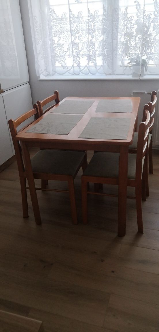 Stół plus cztery krzesła