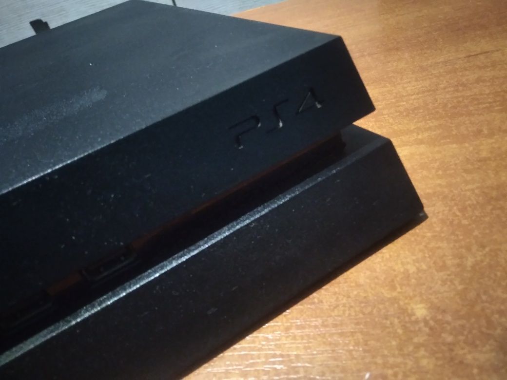 Konsola ps4 Fat  + pad