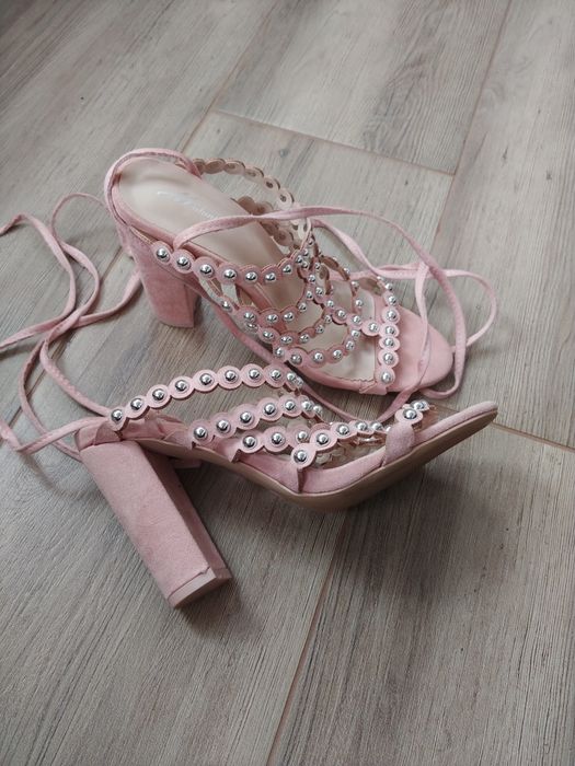 Sandały na słupku wiązane