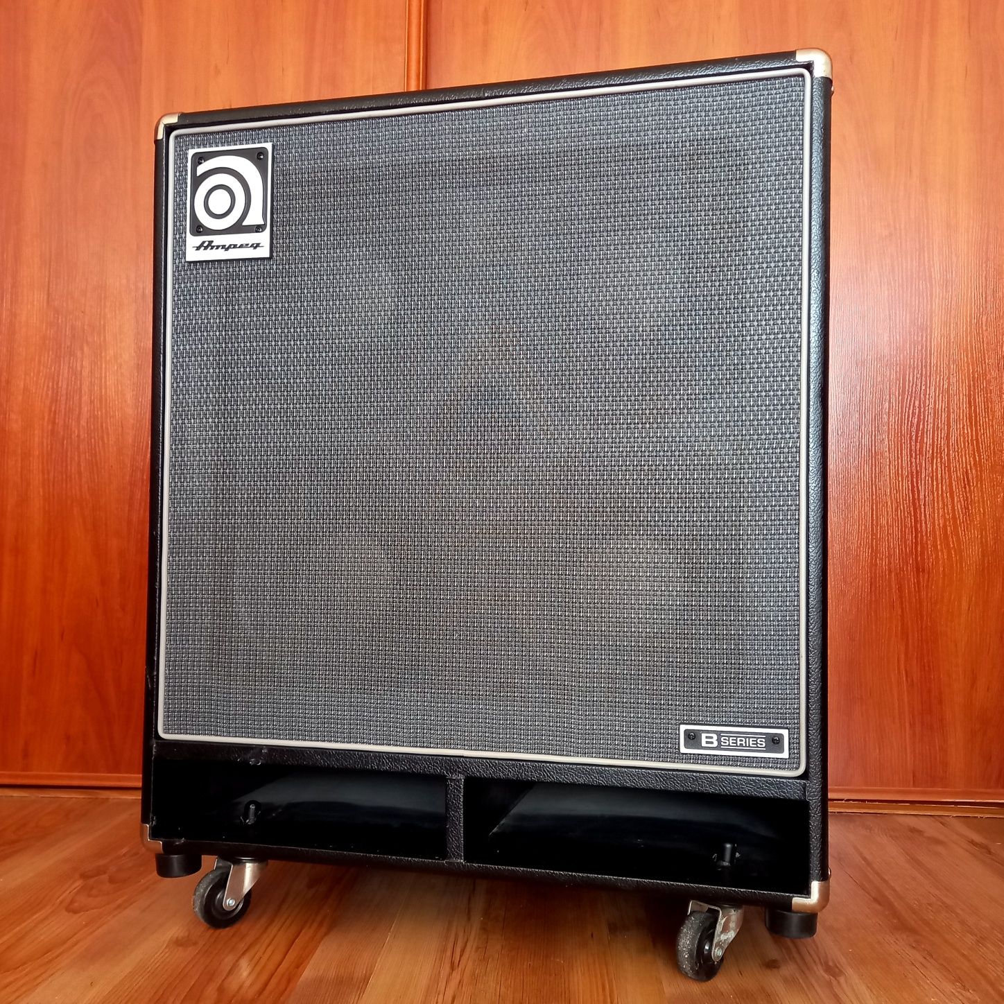 Ampeg B410HLF Kolumna Basowa 400W