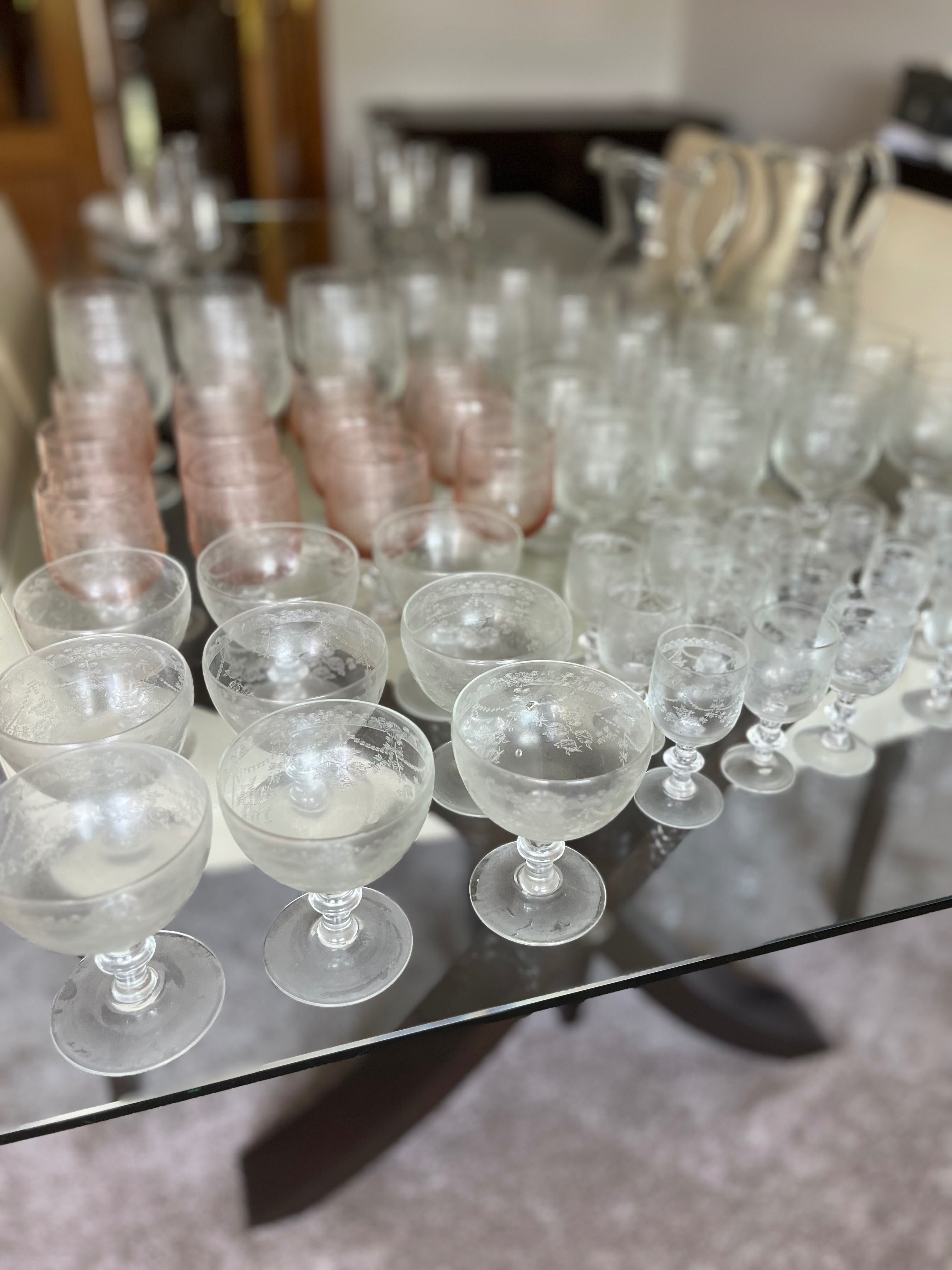 Conjunto de 62 copos e duas canecas