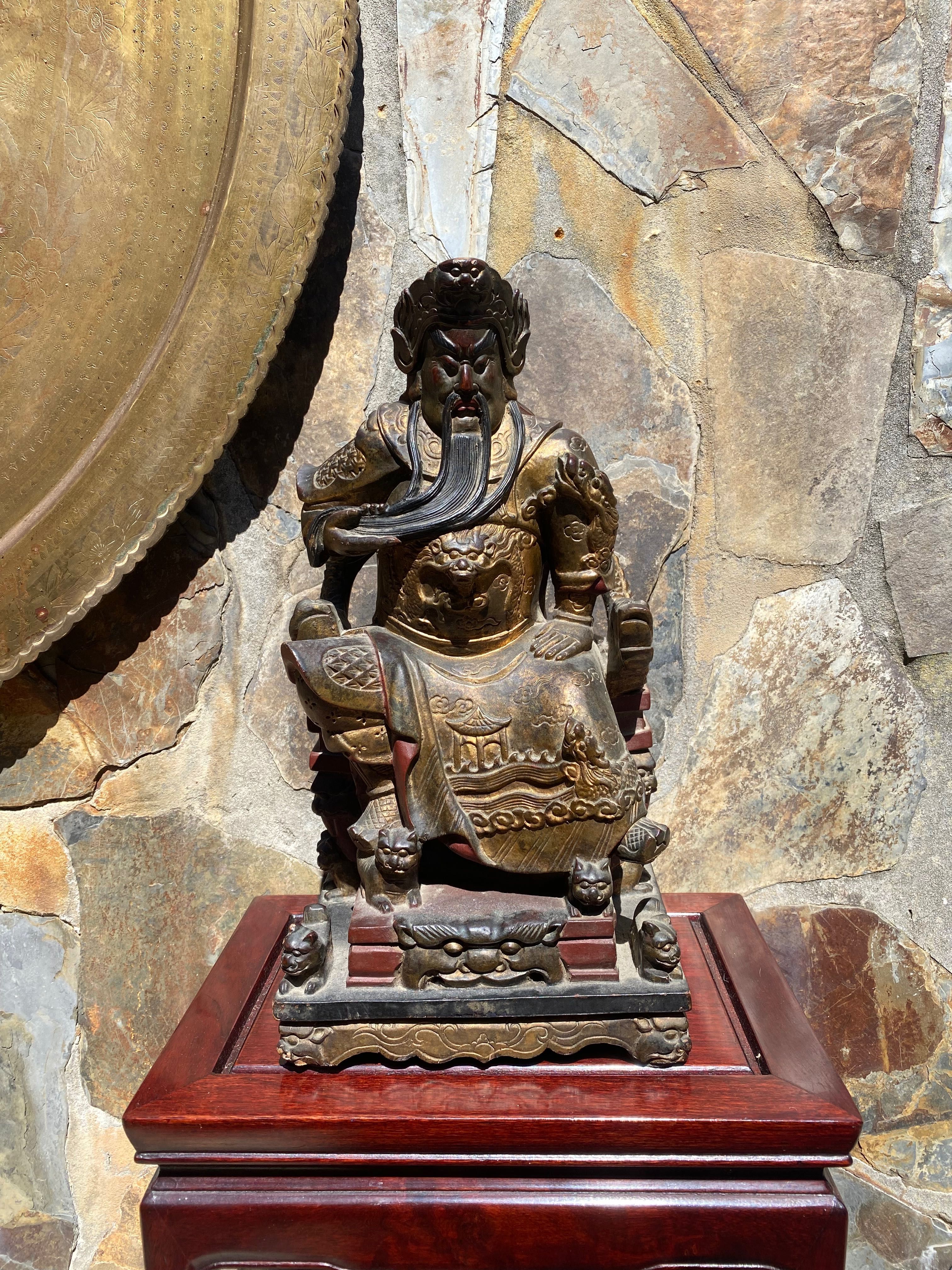 Divindade Chinesa Qing Escultura Madeira exótica Policromia Ouro 42 cm
