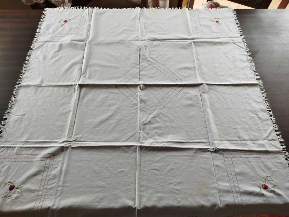 Toalha em tecido alinhado bordado nos cantos