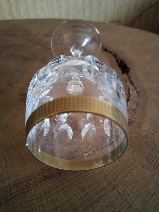 3 kryształowe kieliszki ze złoconym rantem