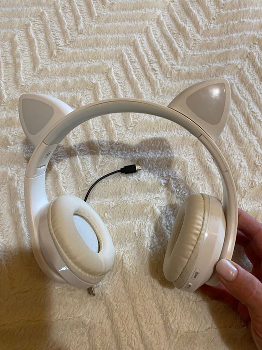 Słuchawki białe świecące bezprzewodowe