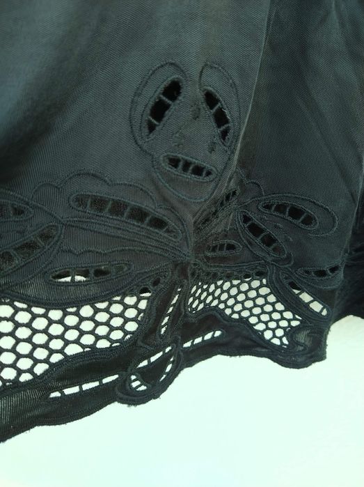 Blusa preta com elástico na cintura.