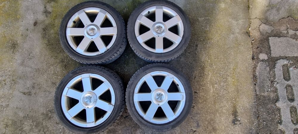 Komplet felg aluminiowych z oponami Peugeot