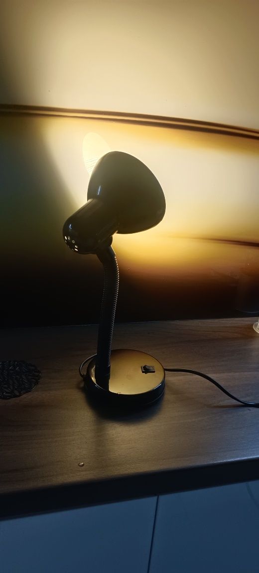 Lampka biurkowa w dobrym stanie