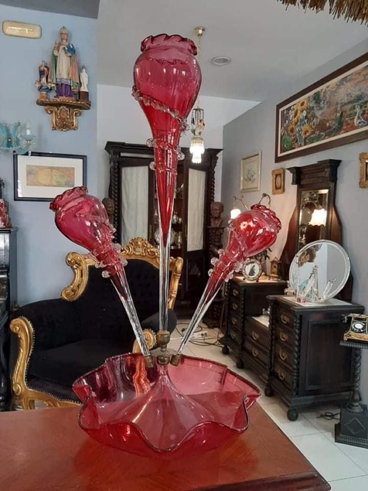 Maravilhoso Epergne/ floreira vitoriano em vidro cranberry. Tem de alt