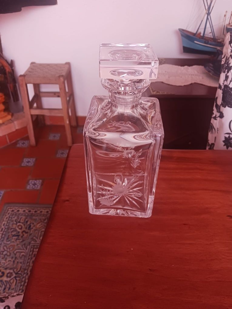 Conjunto de  garrafas de cristal.