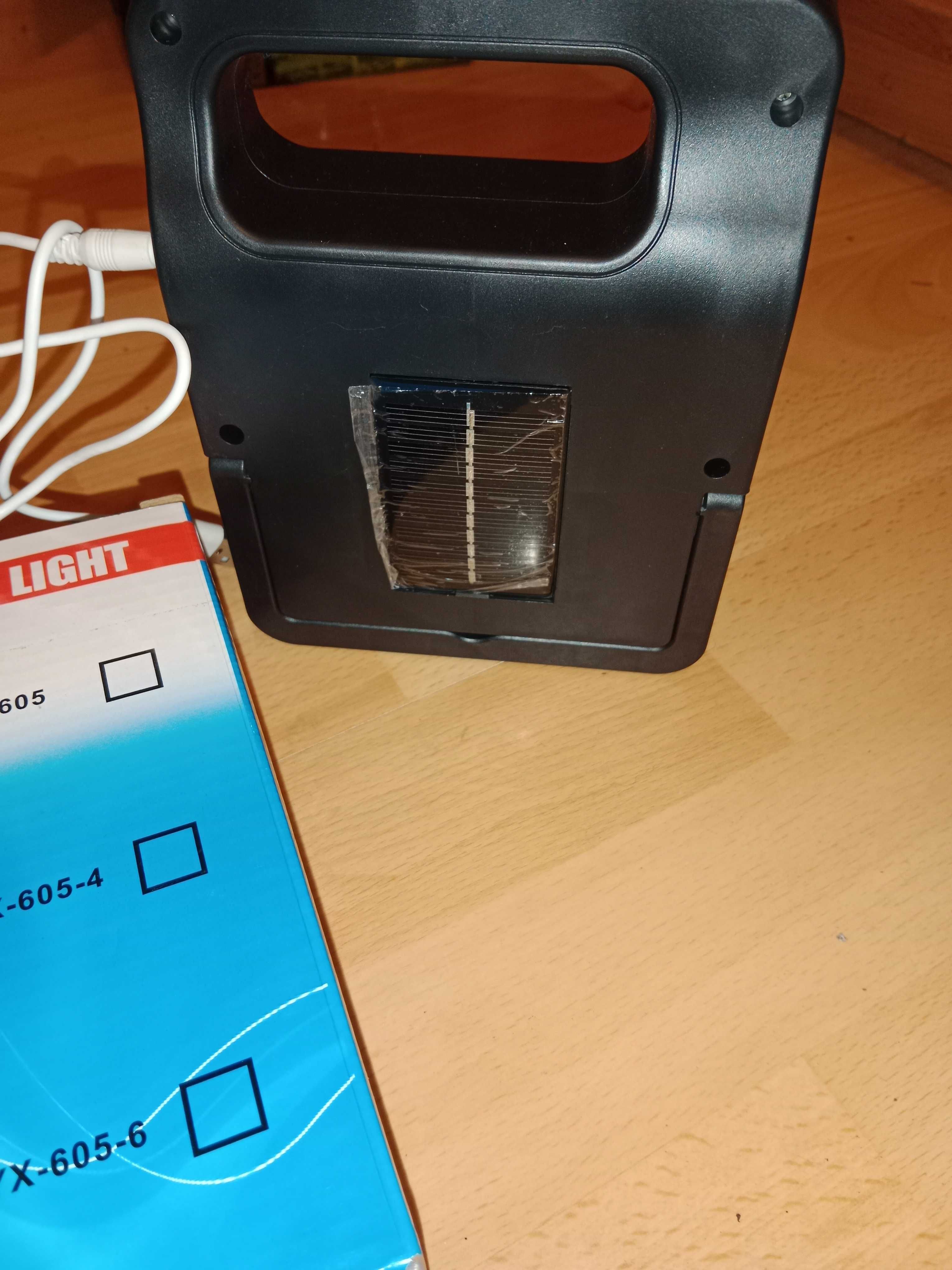 Funkcyjna lampa LED z panelem solarnym