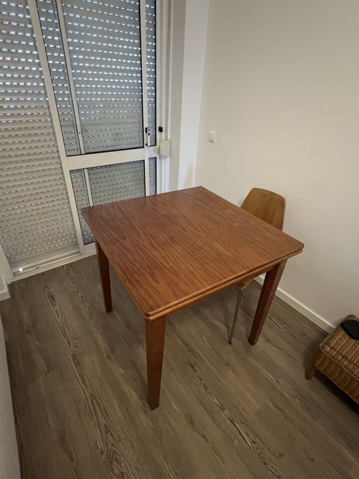 Mesa de jantar de madeira maciça