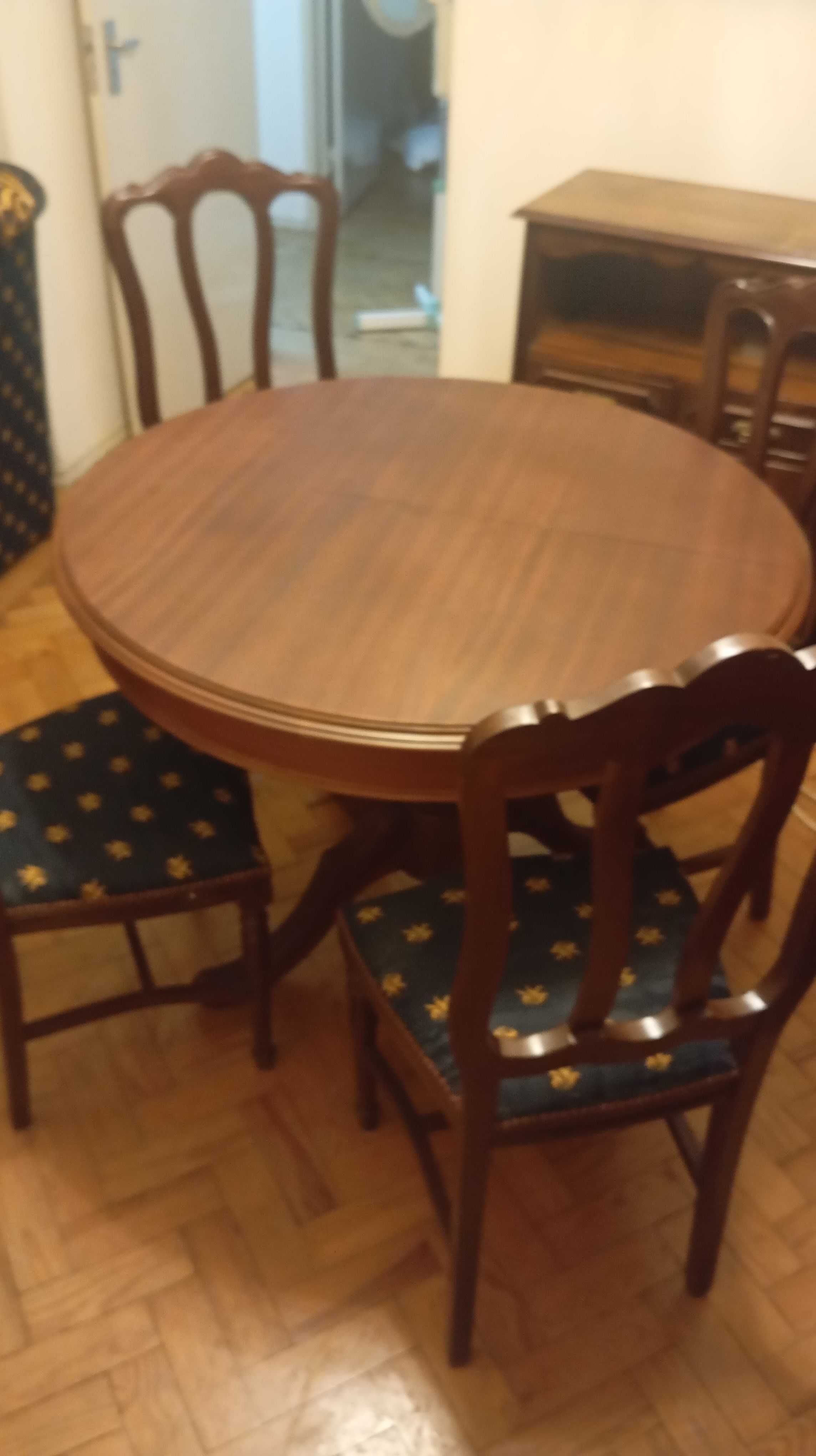Excelente oportunidade. Mesa em pé de galo e 4 cadeiras