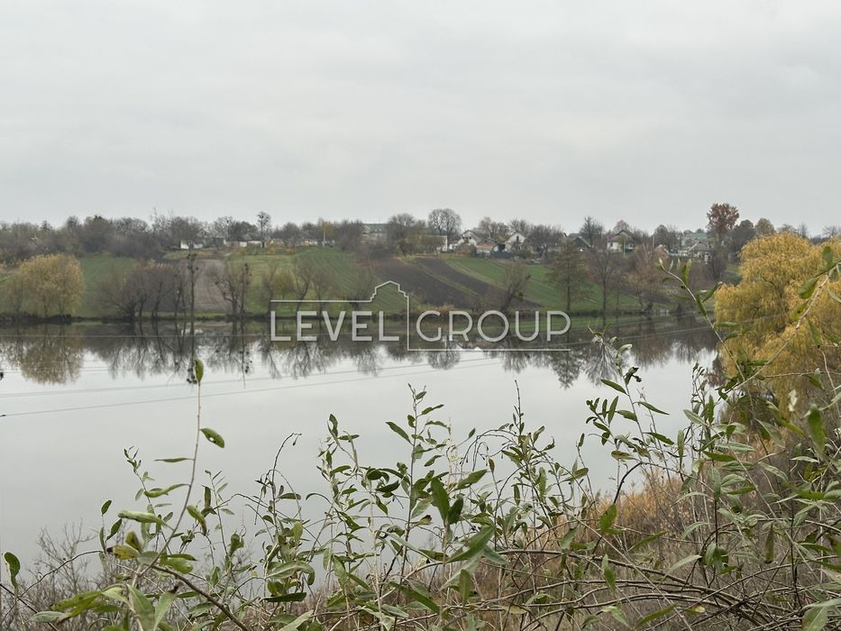 Без %. Видова ділянка на пагорбі над річкою