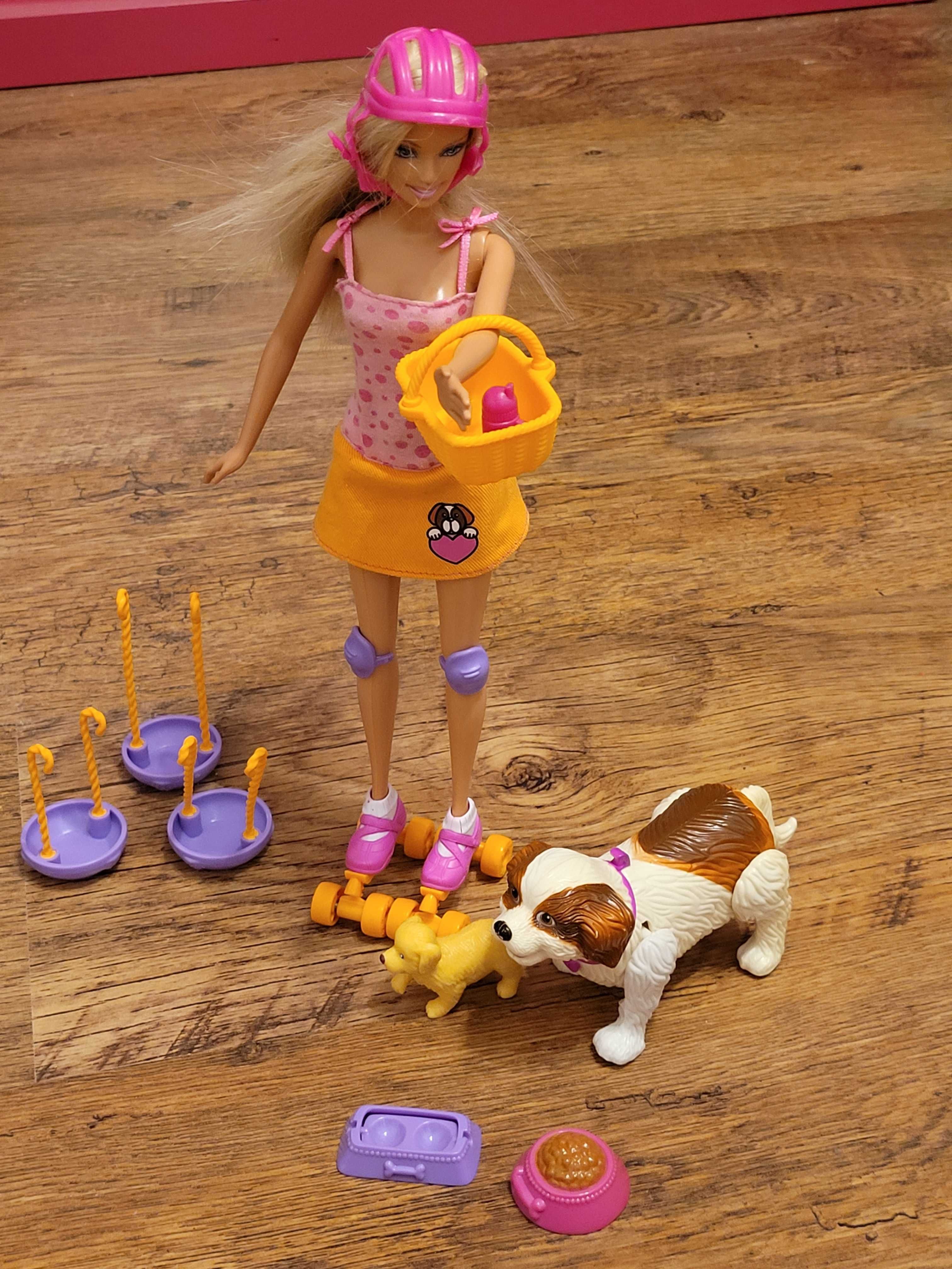 Barbie na wrotkach, wyprowadzająca psy