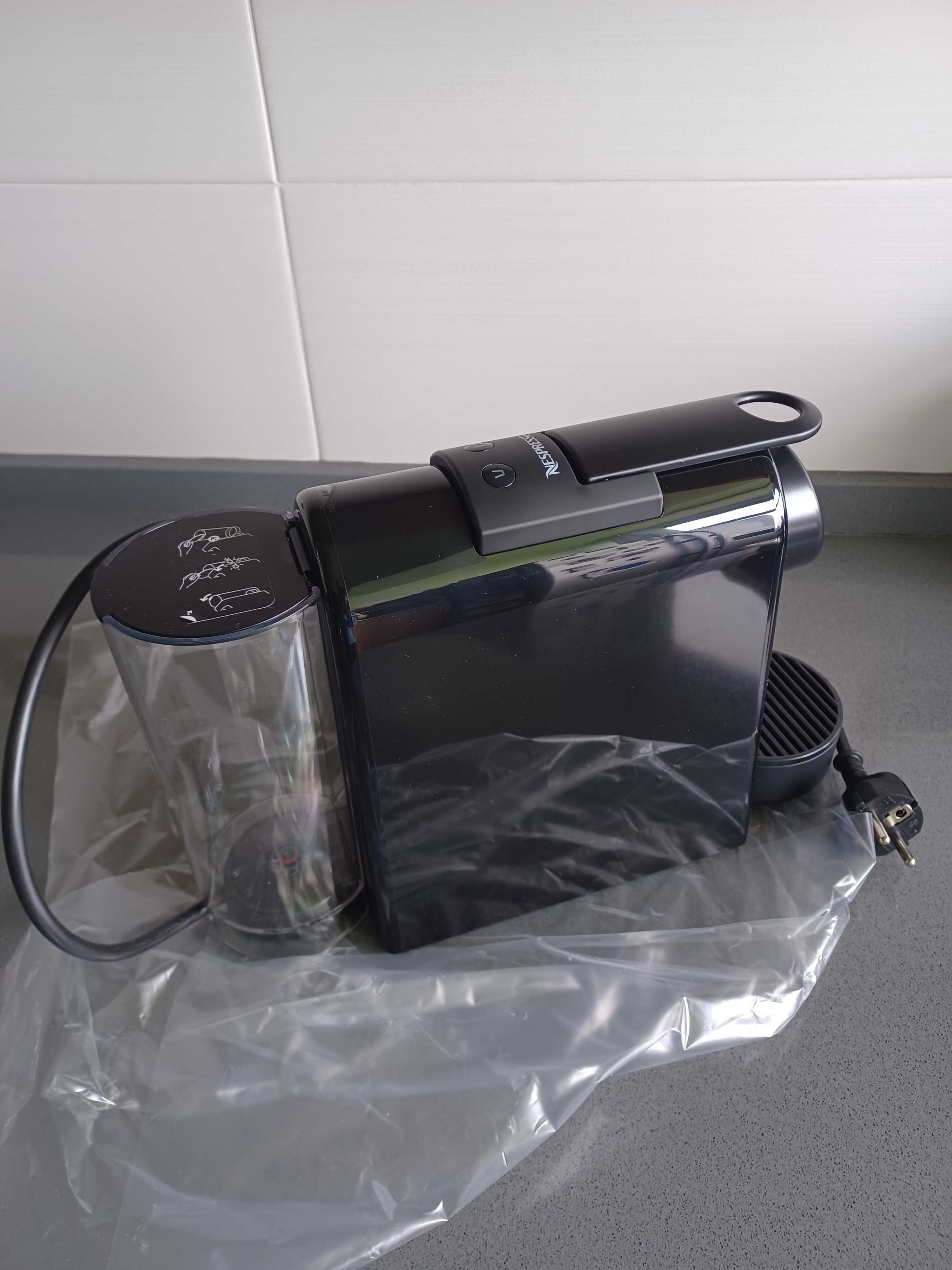 Máquina de Café nova, Marca: Nespresso, Essenza Mini Black D30