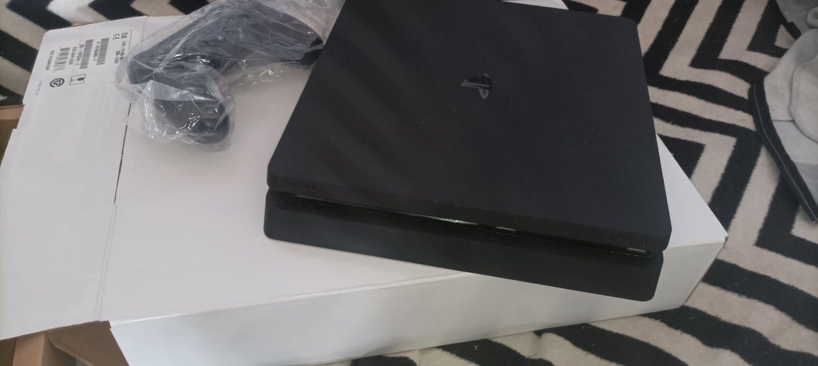 PlayStation 4 ps4 1tb pad karton