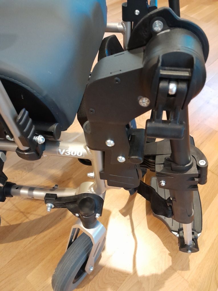 Wózek inwalidzki Vermeiren V300 30 komfort z zagłówkiem