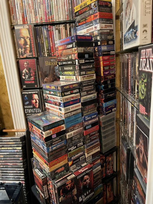 Відеокасети з різними фільмами