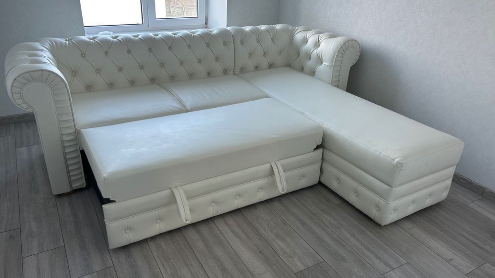 Диван білий шкіряний