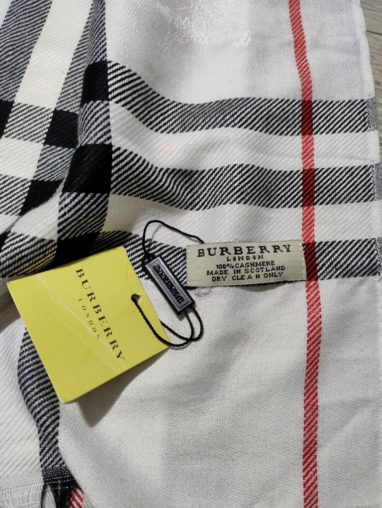 Новий шарф Burberry