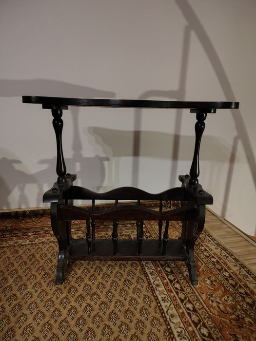 Stary drewniany gazetownik