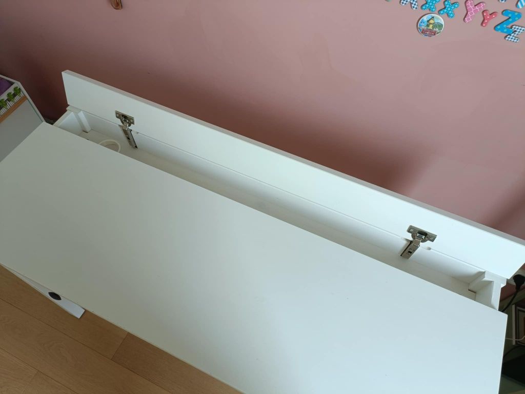 Sprzedam biurko do pokoju dziecięcego.