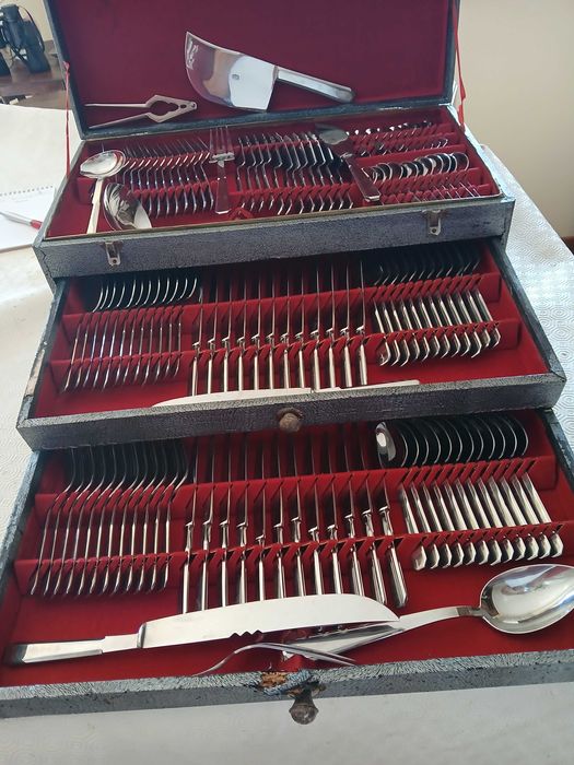 Faqueiro de 131 peças. Inox Barreto Garante.