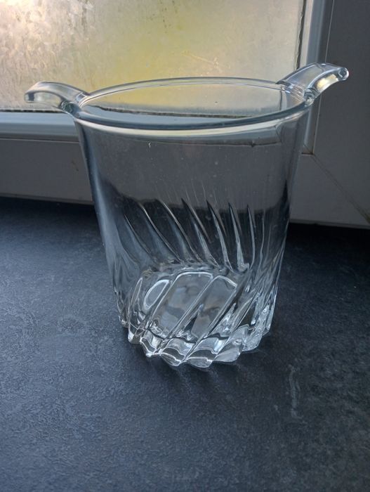 Pojemnik na lód zdobiony dół