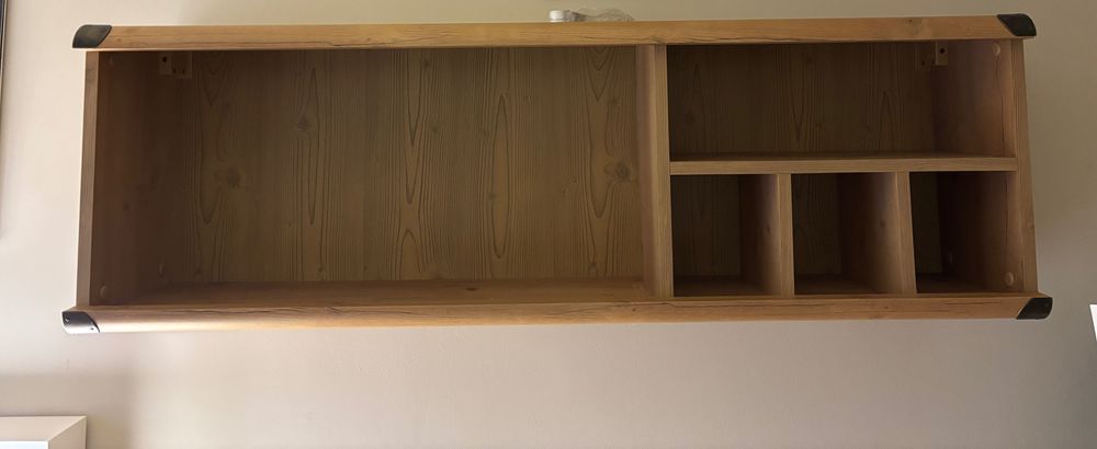 Szafka wisząca z półkami