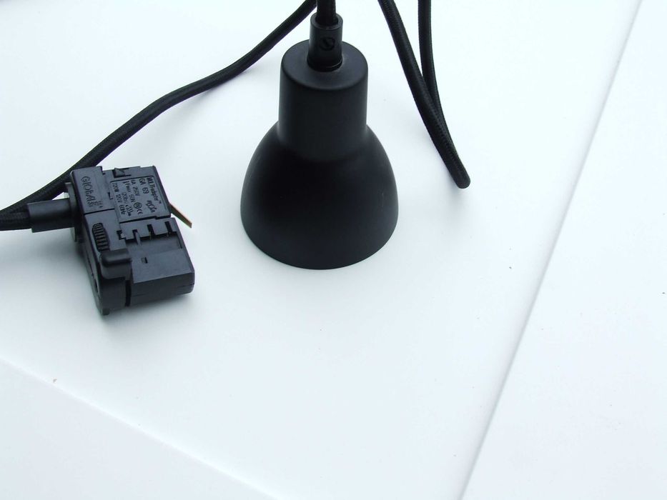 Lampa wisząca z żarówką led GU10.
