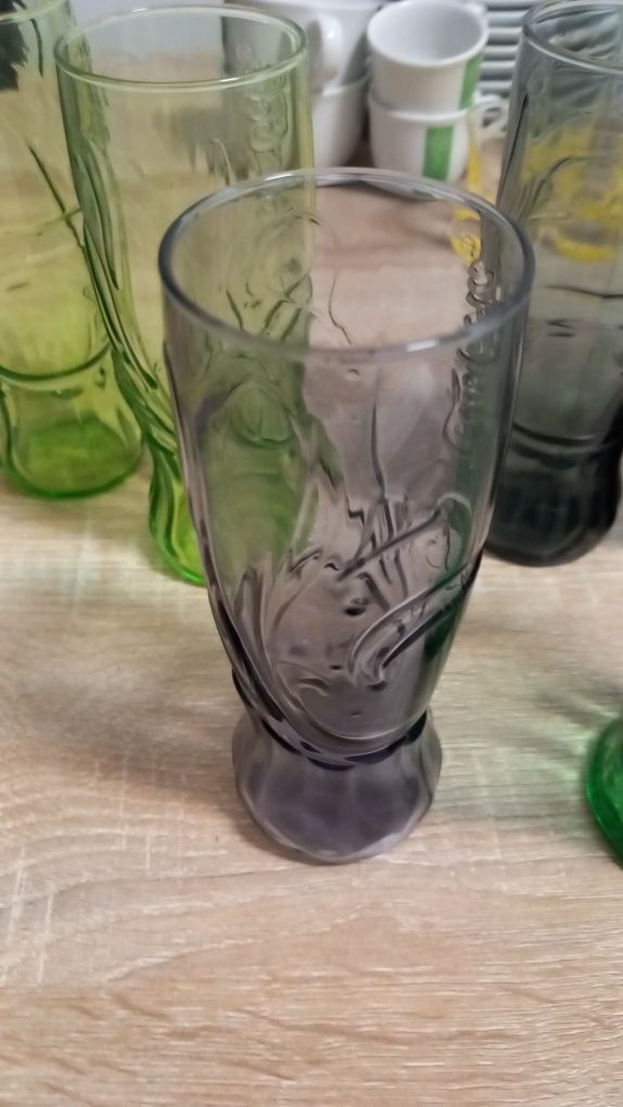 Vários copos Coca Cola