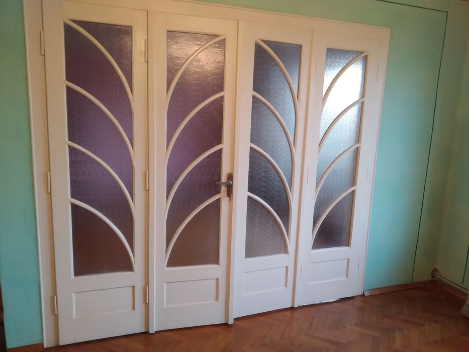 Деревяные двери со стеклами