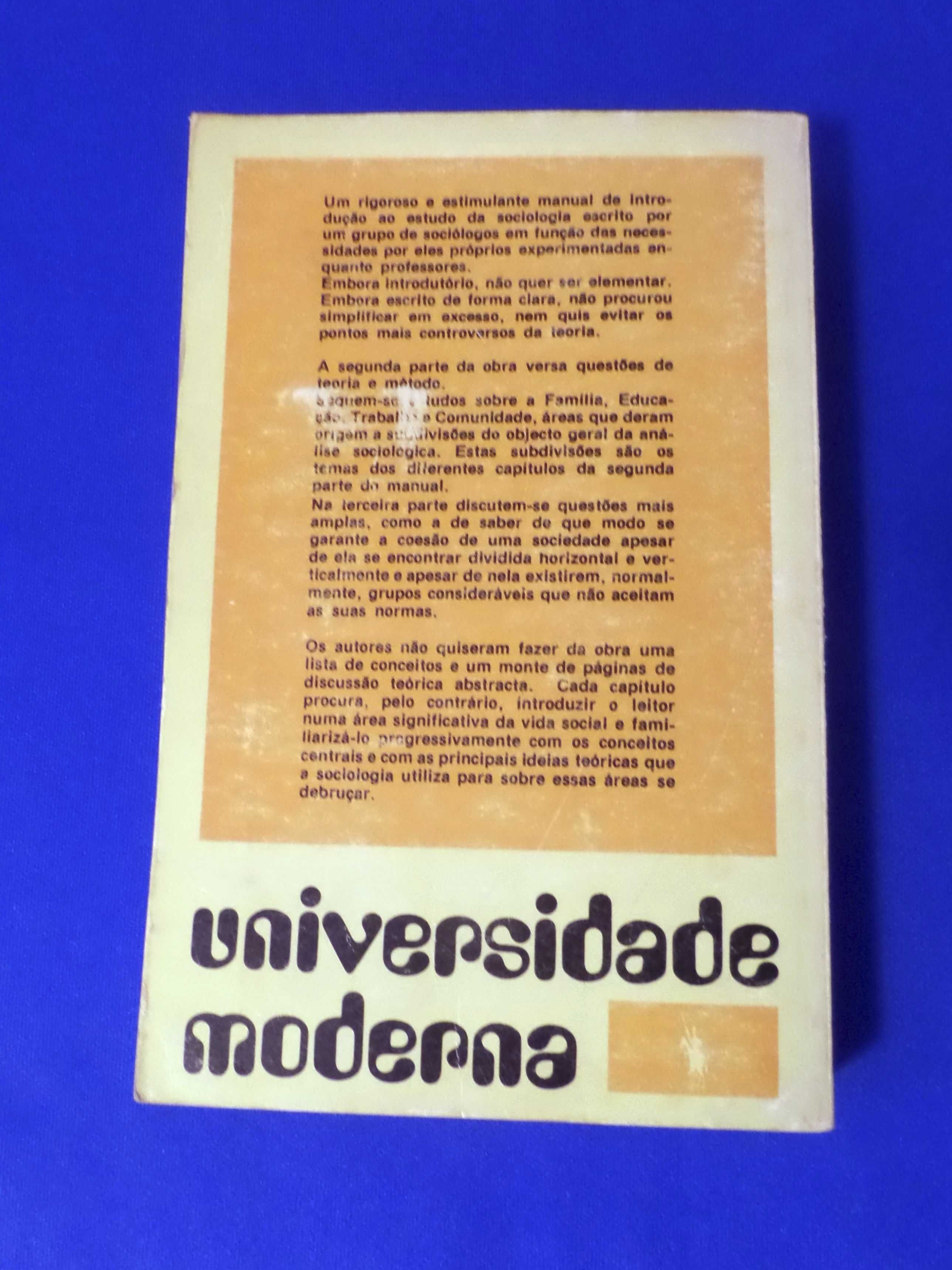 Introdução à Sociologia
  PETER WOLRSLEY