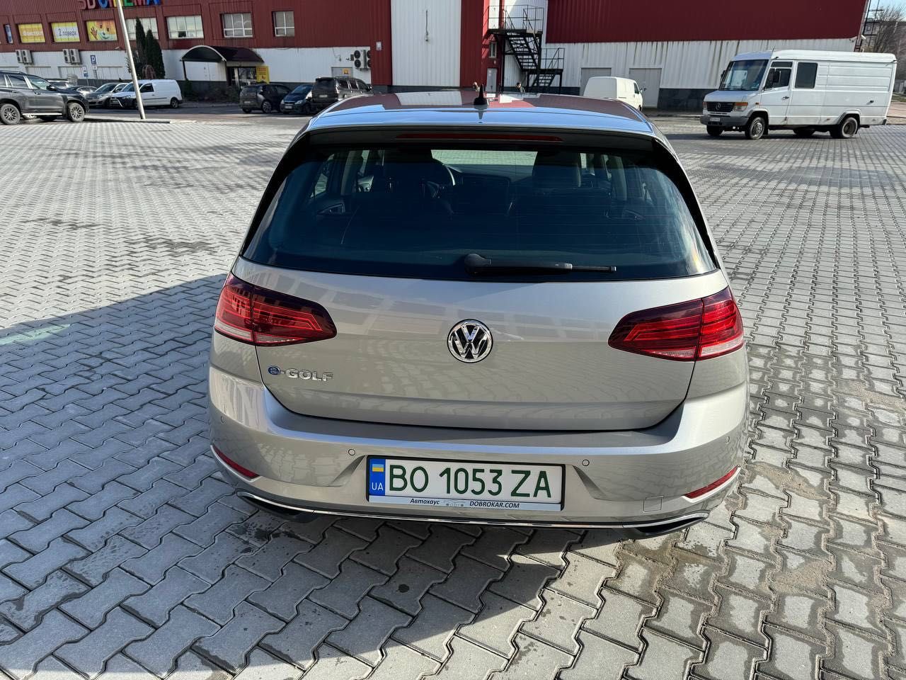 Volkswagen e-Golf 2017 року (2018 - модельний). 
)