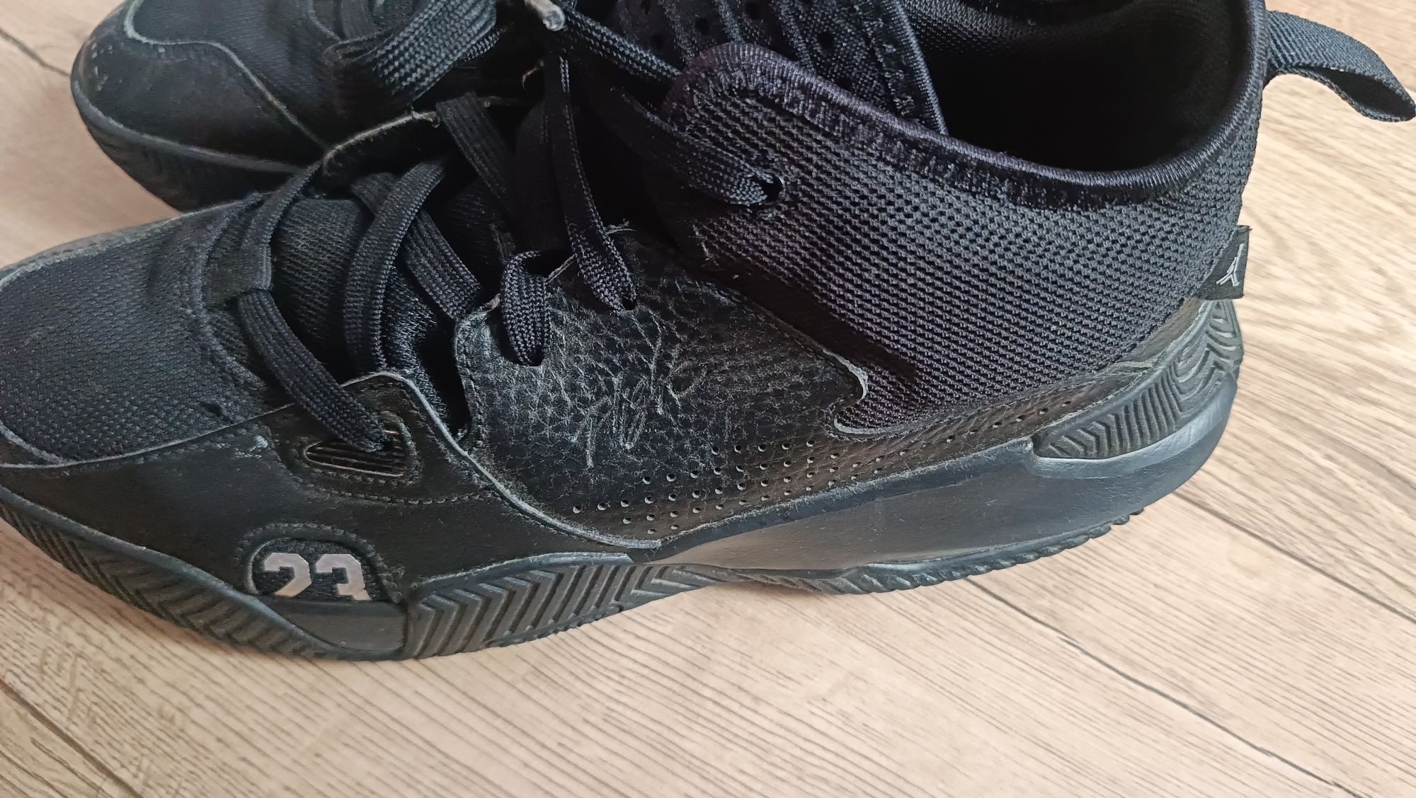 111. Buty JORDAN