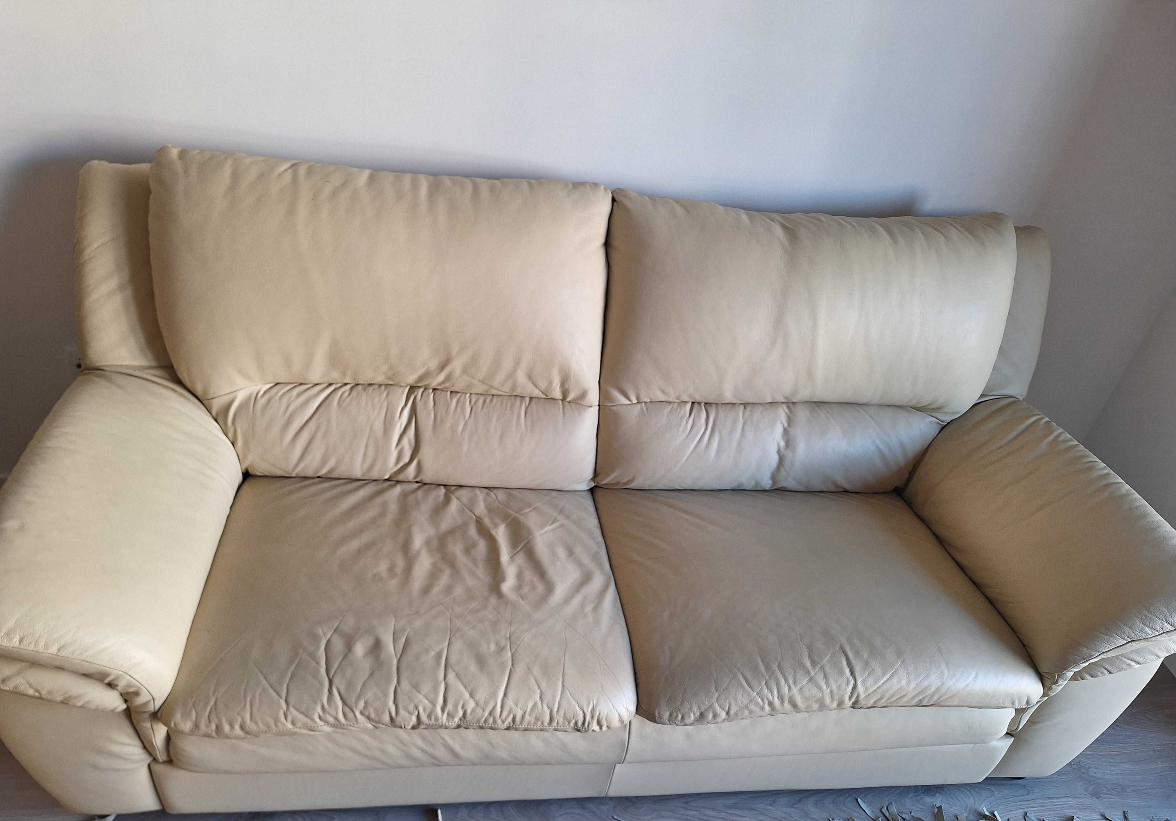Sofás pele bege, um de 3 lugares e outro de 2 lugares