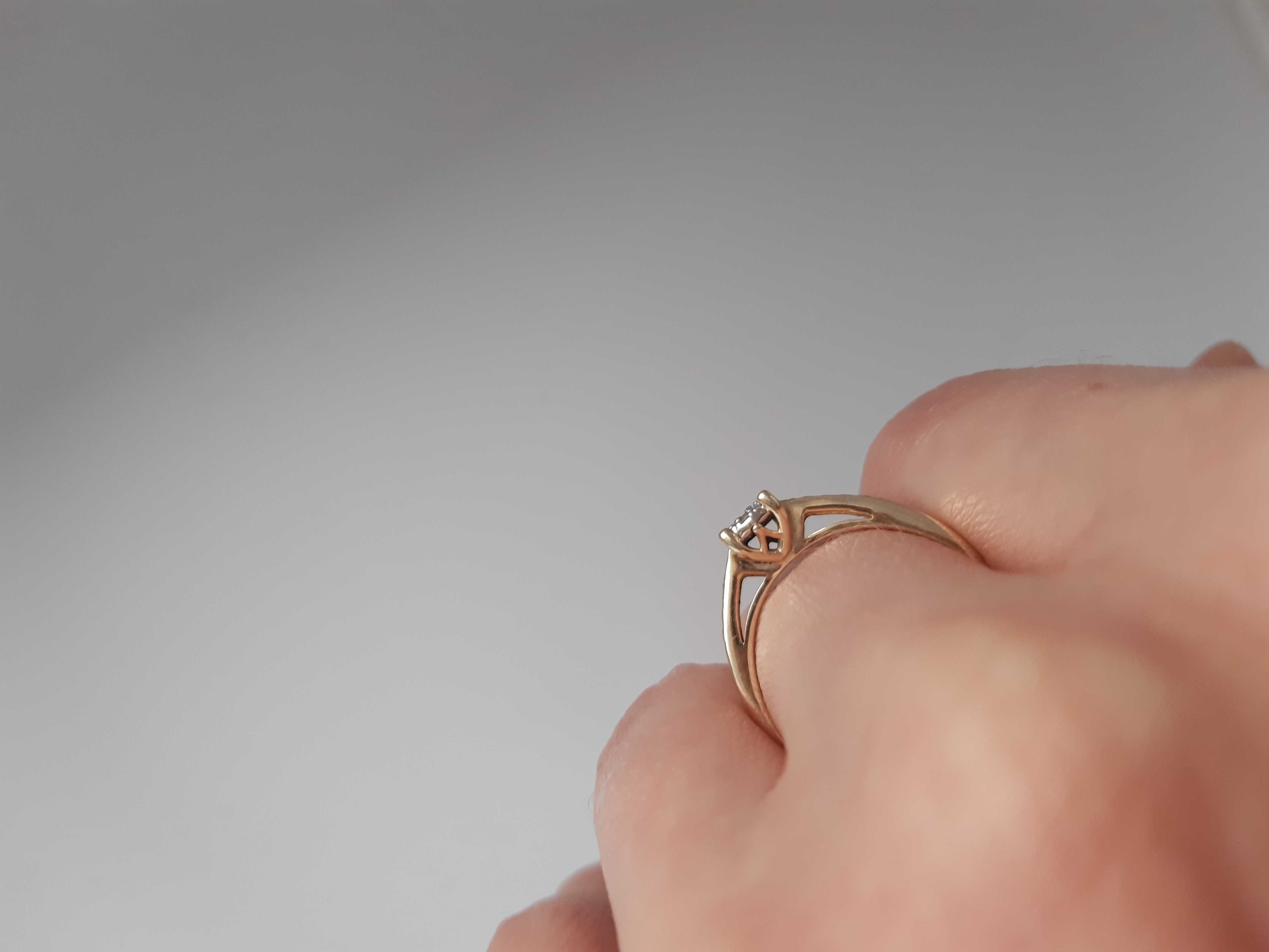 Złoty pierścionek zaręczynowy 585 diamenty 0,10 ct Viadem