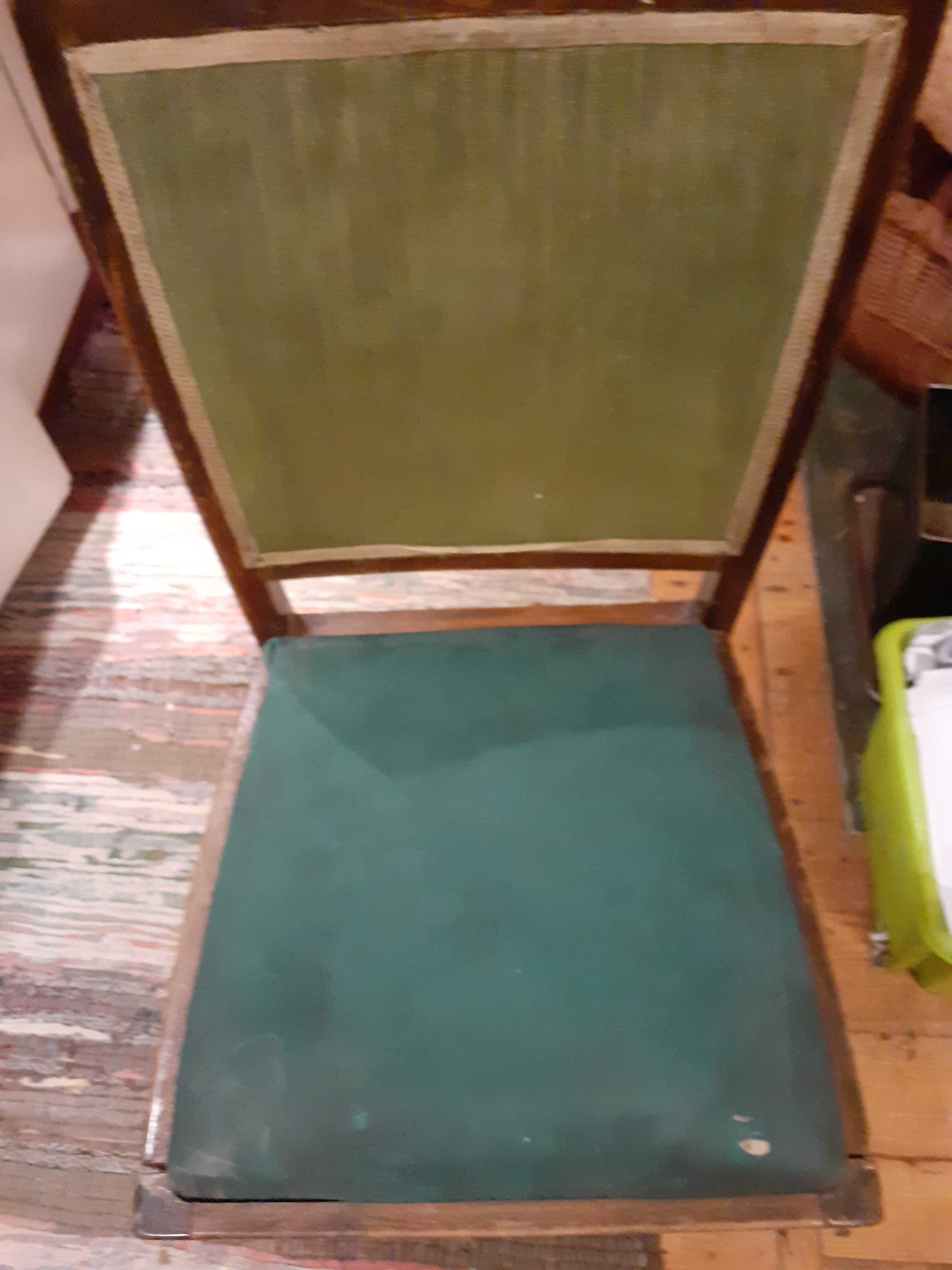 Krzesła drewniane tapicerowane stare zielone