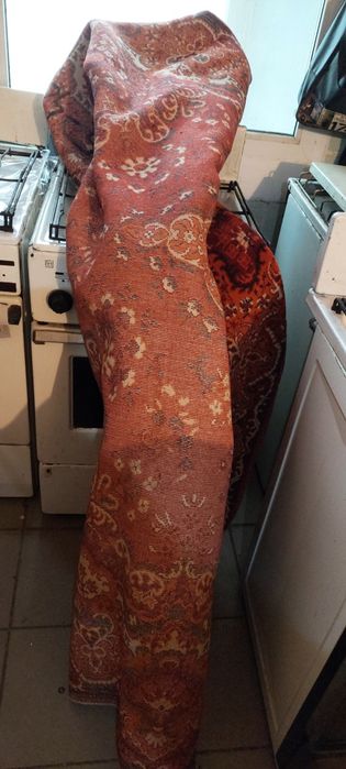 Килими гарні висіли на стене