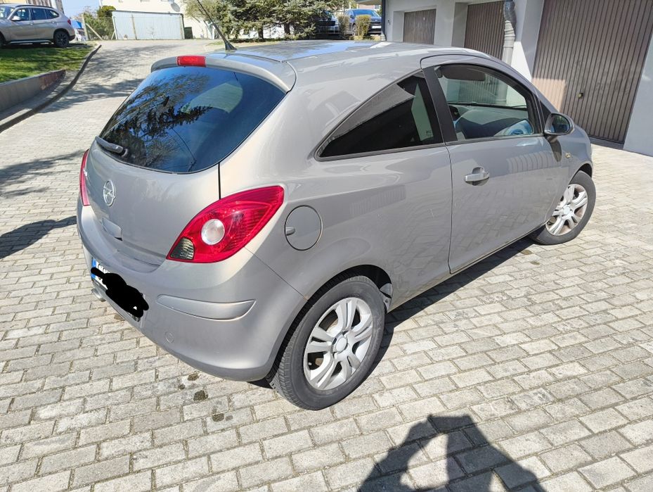 Opel Corsa 1,4 benzyna 2011 z fabrycznym bagażnikiem na rowery