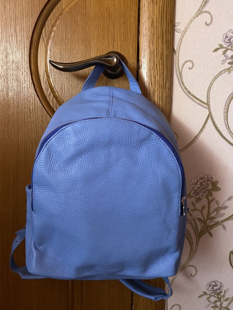 Кожаный рюкзак голубого цвета