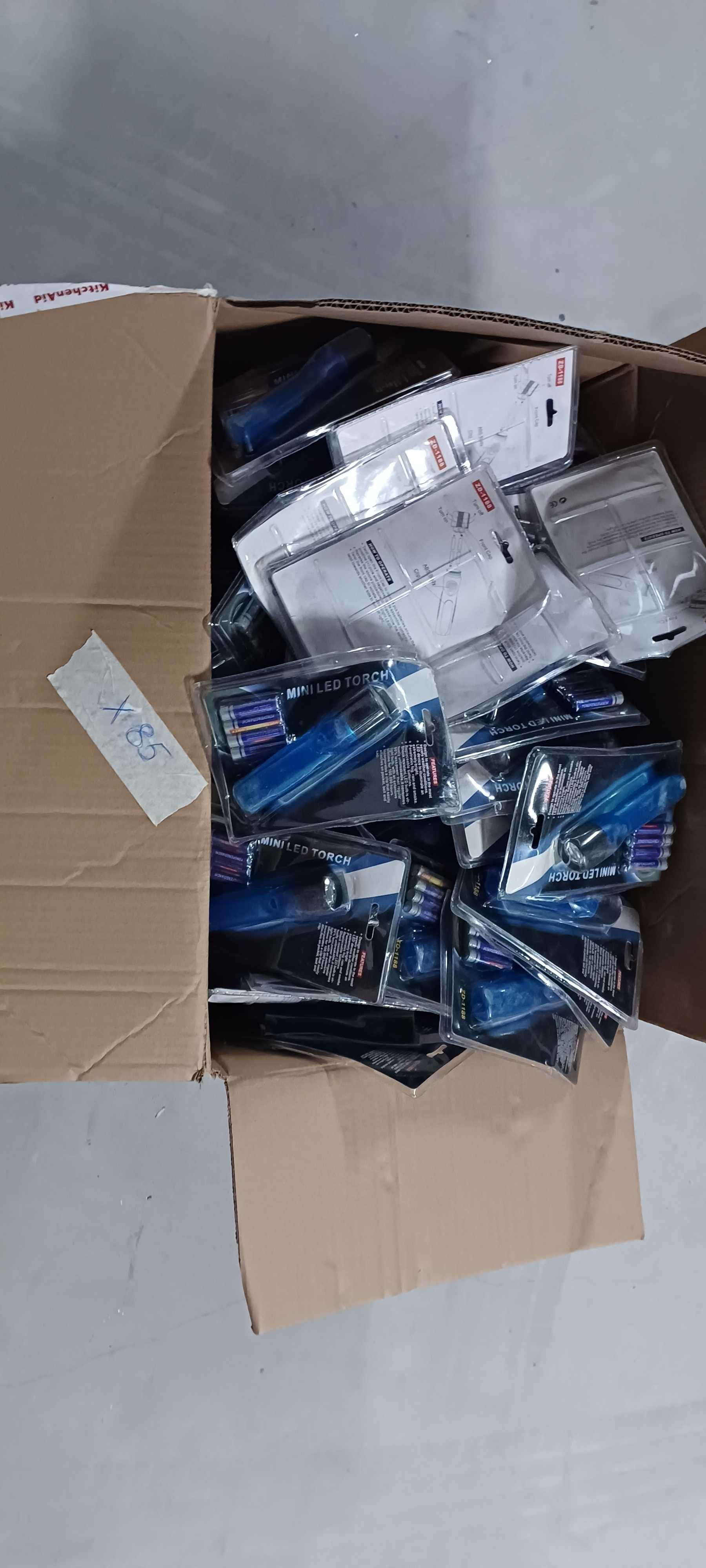 Lote de 85x lanternas com pilhas incluídas.