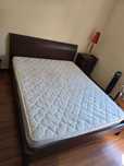 Cama, com estrado e colchão Queen Size cor tabaco